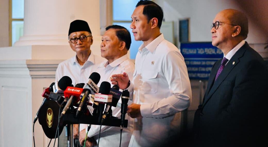 enteri Koordinator Bidang Infrastruktur dan Pembangunan Kewilayahan, Agus Harimurti Yudhoyono bersama pejabat lainnya saat jumpa pers terkait Giant Seawall.(Foto: Setneg)