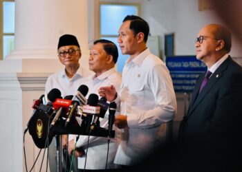 enteri Koordinator Bidang Infrastruktur dan Pembangunan Kewilayahan, Agus Harimurti Yudhoyono bersama pejabat lainnya saat jumpa pers terkait Giant Seawall.(Foto: Setneg)