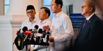 enteri Koordinator Bidang Infrastruktur dan Pembangunan Kewilayahan, Agus Harimurti Yudhoyono bersama pejabat lainnya saat jumpa pers terkait Giant Seawall.(Foto: Setneg)