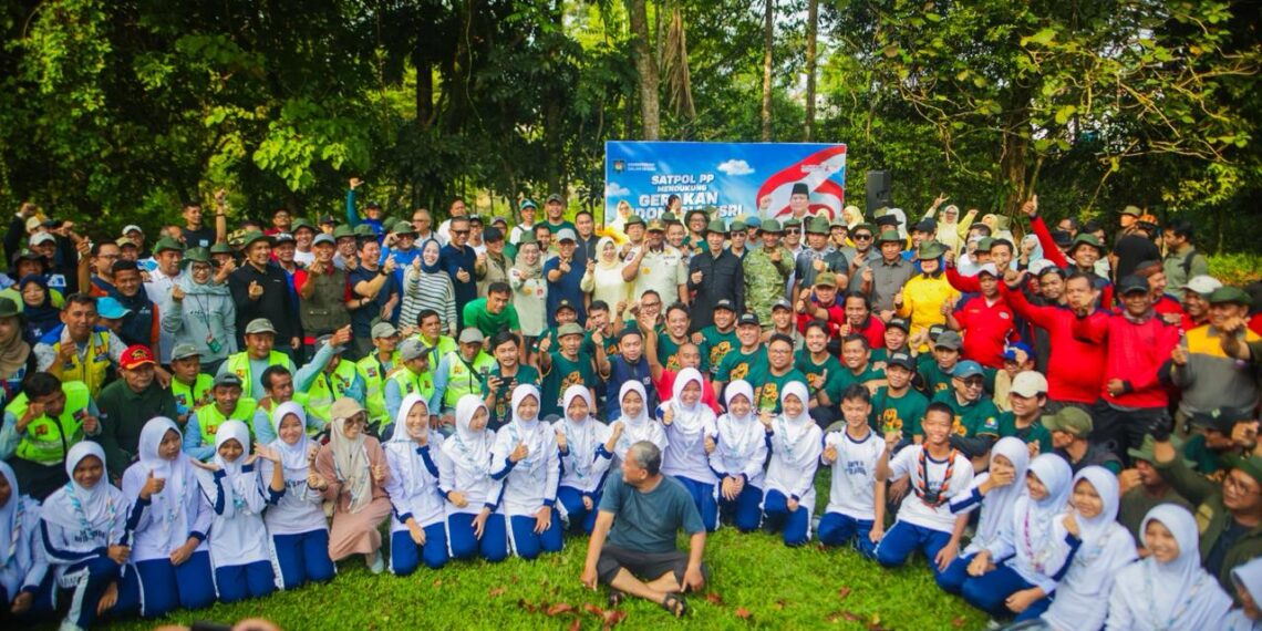 Aksi bersih-bersih Situ Gede Kota Bogor.(Foto: Humas Pemkot Bogor)