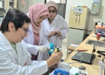 Tim Riset saat mengembangkan dua prototipe alat deteksi DNA babi portable.(Foto: Dok. Kemenag)