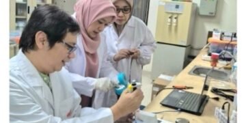 Tim Riset saat mengembangkan dua prototipe alat deteksi DNA babi portable.(Foto: Dok. Kemenag)