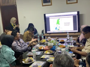 Menteri Perumahan dan Kawasan Permukiman (PKP) Maruarar Sirait bersama Rektor Universitas Indonesia Heri Hermansyah mengadakan pertemuan di asrama mahasiswa Universitas Indonesia (UI), Kamis (30/4/2026), guna membahas pengembangan hunian di lingkungan kampus.(Foto: Humas Kementerian PKP)