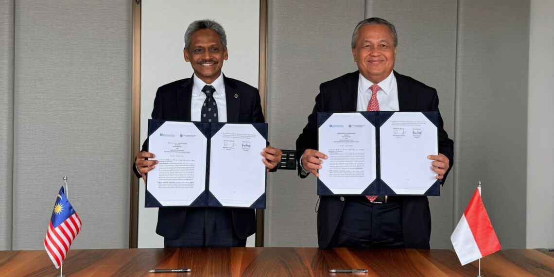 Gubernur Bank Negara Malaysia, Dato' Abdul Rasheed Ghaffour (kiri) dan Gubernur Bank Indonesia, Perry Warjiyo.(Foto: Humas Bank Indonesia)