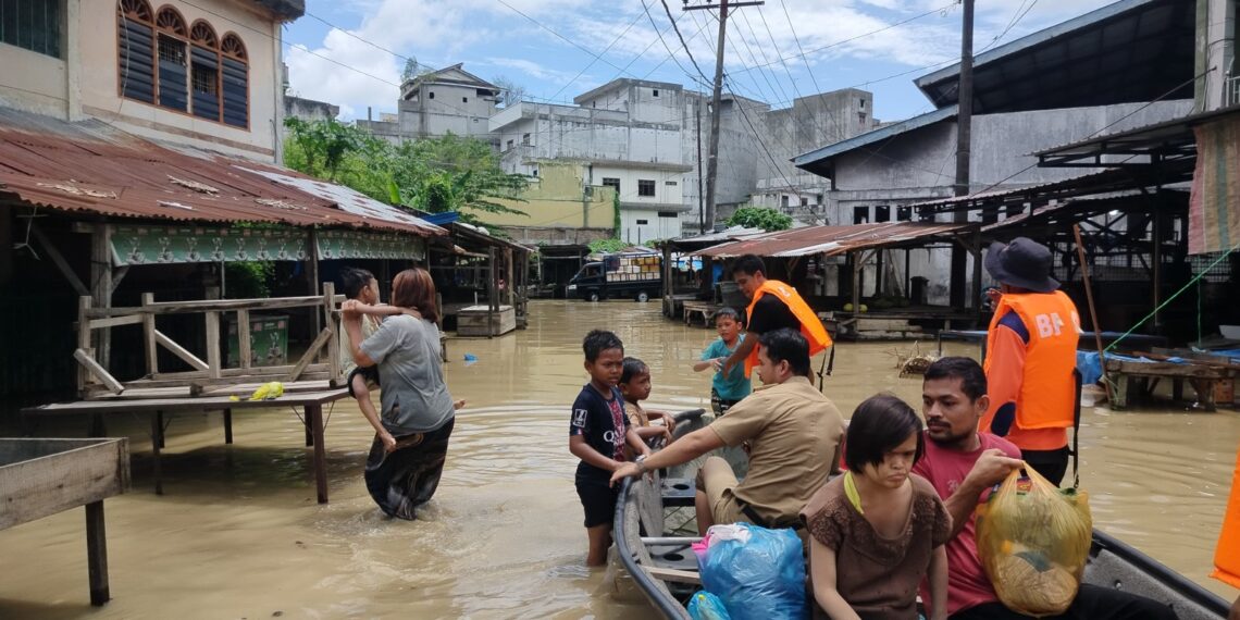 BPBD Kota Tebing Tinggi mengerahkan perahu untuk evakuasi warga terdampak banjir, Senin (11/5). (Foto: BPBD Kota Tebing Tinggi Via BNPB)