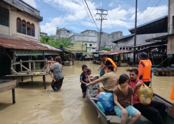 BPBD Kota Tebing Tinggi mengerahkan perahu untuk evakuasi warga terdampak banjir, Senin (11/5). (Foto: BPBD Kota Tebing Tinggi Via BNPB)