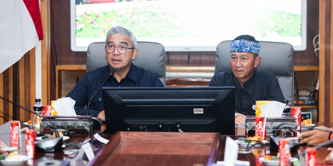 Wali Kota Bandung Muhammad Farhan dan Kepala Badan Kesatuan Bangsa dan Politik Andri Darusman di sela-sela penandatanganan Berita Acara Serah Terima (BAST) Surat Perintah Pencairan Dana (SP2D) Bantuan Keuangan (Bankeu) Partai Politik Tahun Anggaran 2026 di Ruang Tengah Balai Kota Bandung, Kamis, 21 Mei 2026.(Foto: Humas Pemkot Bandung)