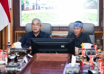 Wali Kota Bandung Muhammad Farhan dan Kepala Badan Kesatuan Bangsa dan Politik Andri Darusman di sela-sela penandatanganan Berita Acara Serah Terima (BAST) Surat Perintah Pencairan Dana (SP2D) Bantuan Keuangan (Bankeu) Partai Politik Tahun Anggaran 2026 di Ruang Tengah Balai Kota Bandung, Kamis, 21 Mei 2026.(Foto: Humas Pemkot Bandung)