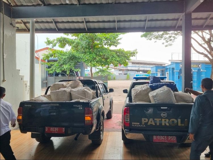Barang bukti sisik trenggiling selundupan.(Foto: Humas Kemenhut)