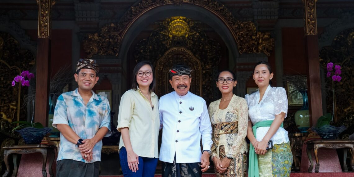 Wakil Menteri Ekonomi Kreatif/Wakil Kepala Badan Ekonomi Kreatif (Ekraf), Irene Umar bertemu Keluarga Puri Ubud di Gianyar, Bali, Sabtu 9 Mei 2025.(Foto: Humas Kemenekraf)