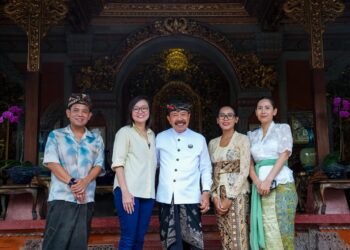 Wakil Menteri Ekonomi Kreatif/Wakil Kepala Badan Ekonomi Kreatif (Ekraf), Irene Umar bertemu Keluarga Puri Ubud di Gianyar, Bali, Sabtu 9 Mei 2025.(Foto: Humas Kemenekraf)