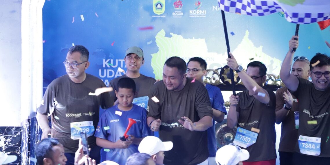 Bupati Bogor Rudy Susmanto melakukan flag off Bogorun 2026 di kawasan Sentul, Kecamatan Babakan Madang, Kabupaten Bogor, Minggu 10 Mei 2026.(Foto: Humas Pemkab Bogor)