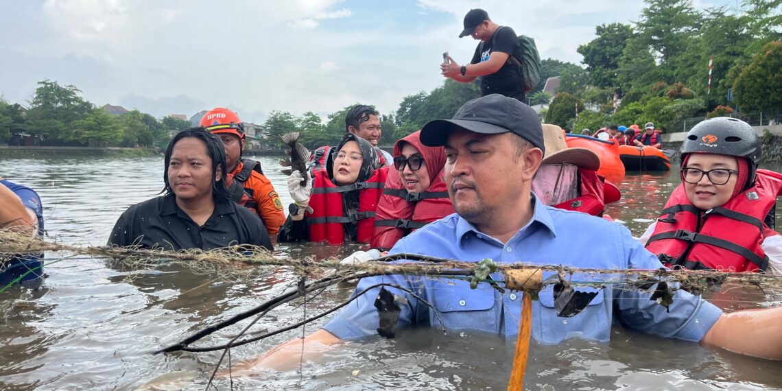 Bupati Bogor Rudy Susmanto bersama Forkopimda dan warga menangkap ikan sapu-sapu.(Foto: Humas Pemkab Bogor)
