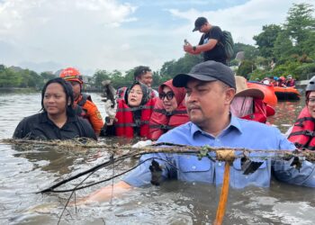 Bupati Bogor Rudy Susmanto bersama Forkopimda dan warga menangkap ikan sapu-sapu.(Foto: Humas Pemkab Bogor)