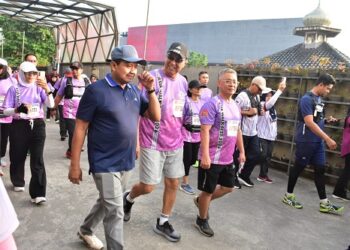 Bupati Sumedang Dony Ahmad Munir melepas langsung peserta Asia Walkfest 2026 Sumedang Walker x Plaza Asia di Asia Plaza Sumedang, Sabtu (30/5/2026).(Foto: Humas Pemkab Sumedang)