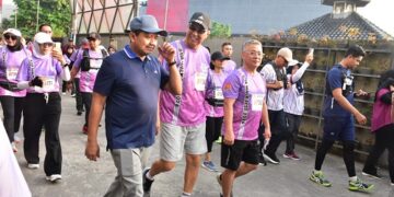 Bupati Sumedang Dony Ahmad Munir melepas langsung peserta Asia Walkfest 2026 Sumedang Walker x Plaza Asia di Asia Plaza Sumedang, Sabtu (30/5/2026).(Foto: Humas Pemkab Sumedang)