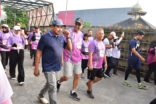 Bupati Sumedang Dony Ahmad Munir melepas langsung peserta Asia Walkfest 2026 Sumedang Walker x Plaza Asia di Asia Plaza Sumedang, Sabtu (30/5/2026).(Foto: Humas Pemkab Sumedang)