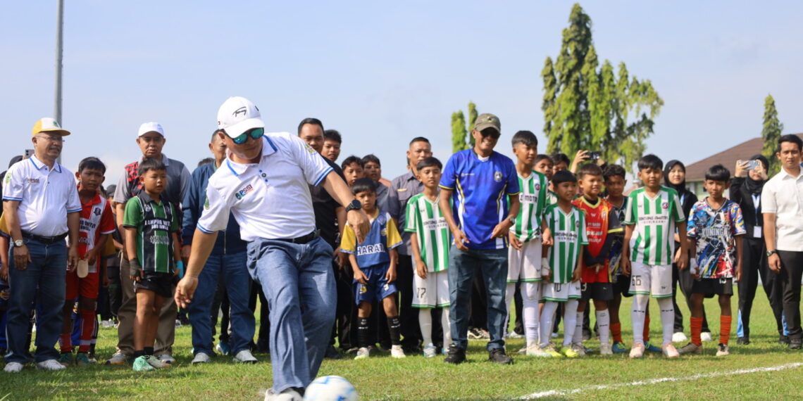 Bupati Kuningan resmi gulirkan Liga Jabar Istimewa.(Foto: Humas Pemkab Kuningan)