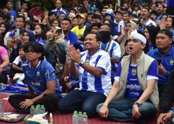 Bupati Sumedang, jajaran Pemkab dan Warga Sumedang nonton bareng Persib vs Persijap Sabtu sore 23 Mei 2026.(Foto: Humas Pemkab Sumedang)