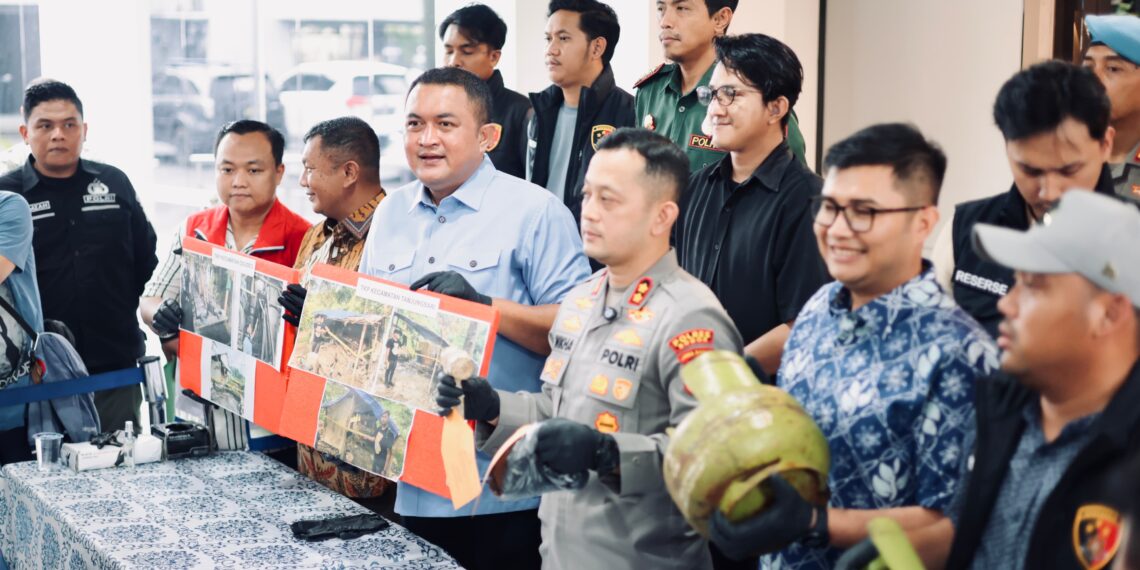 Bupati Bogor, Rudy Susmanto dan Kapolres Bogor, AKBP Wikha Ardilestanto melakukan jumpa pers pengungkapan kasus tambang ilegal dan penyimpangan BBM subsidi.(Foto: Humas Pemkab Bogor)