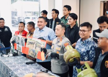 Bupati Bogor, Rudy Susmanto dan Kapolres Bogor, AKBP Wikha Ardilestanto melakukan jumpa pers pengungkapan kasus tambang ilegal dan penyimpangan BBM subsidi.(Foto: Humas Pemkab Bogor)