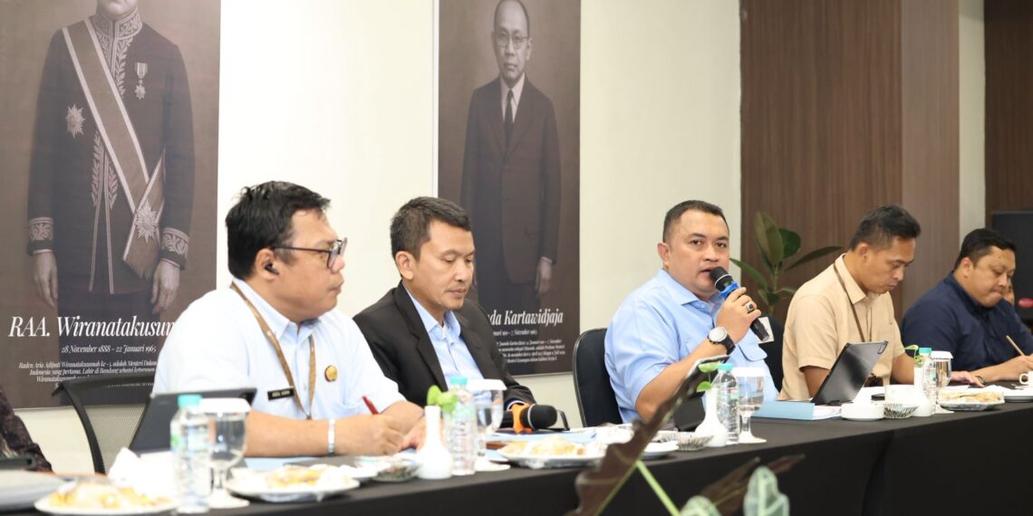 Bupati Bogor Rudy Susmanto bersama panitia seleksi melakukan wawancara tahap akhir terhadap calon direksi BUMD.(Foto: Humas Pemkab Bogor)