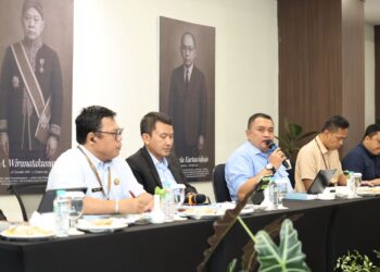 Bupati Bogor Rudy Susmanto bersama panitia seleksi melakukan wawancara tahap akhir terhadap calon direksi BUMD.(Foto: Humas Pemkab Bogor)