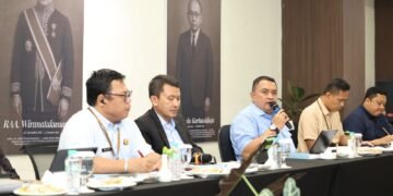 Bupati Bogor Rudy Susmanto bersama panitia seleksi melakukan wawancara tahap akhir terhadap calon direksi BUMD.(Foto: Humas Pemkab Bogor)
