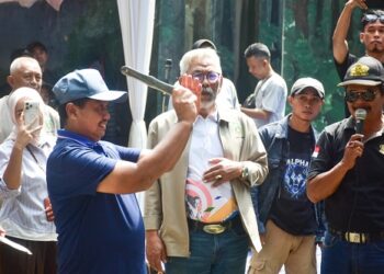 Bupati Sumedang Dony Ahmad Munir membuka Lomba lempar pisau dan kampak di Kabupaten Sumedang.(Foto: Humas Pemkab Sumedang)