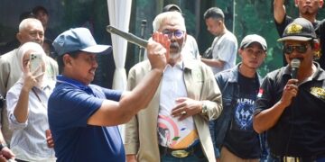 Bupati Sumedang Dony Ahmad Munir membuka Lomba lempar pisau dan kampak di Kabupaten Sumedang.(Foto: Humas Pemkab Sumedang)