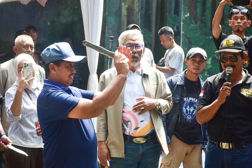 Bupati Sumedang Dony Ahmad Munir membuka Lomba lempar pisau dan kampak di Kabupaten Sumedang.(Foto: Humas Pemkab Sumedang)
