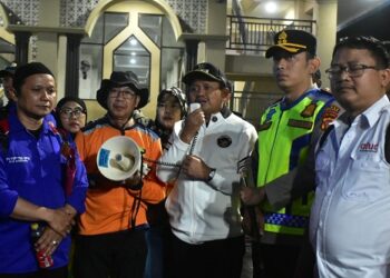 Bupati lepas buruh peserta aksi di Jakarta.(Foto: Humas Pemkab Sumedang)