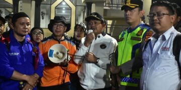 Bupati lepas buruh peserta aksi di Jakarta.(Foto: Humas Pemkab Sumedang)