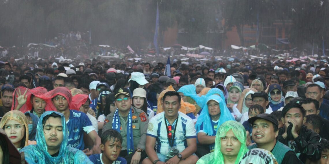 Bupati Kuningan Dian Rachmat Yanuar nonton bareng Persib bersama jajaran dan warga.(Foto: Humas Pemkab Kuningan)