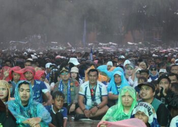 Bupati Kuningan Dian Rachmat Yanuar nonton bareng Persib bersama jajaran dan warga.(Foto: Humas Pemkab Kuningan)