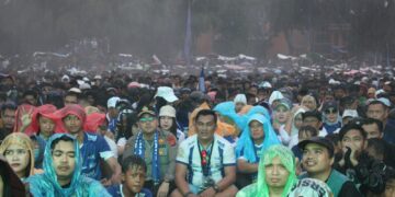 Bupati Kuningan Dian Rachmat Yanuar nonton bareng Persib bersama jajaran dan warga.(Foto: Humas Pemkab Kuningan)