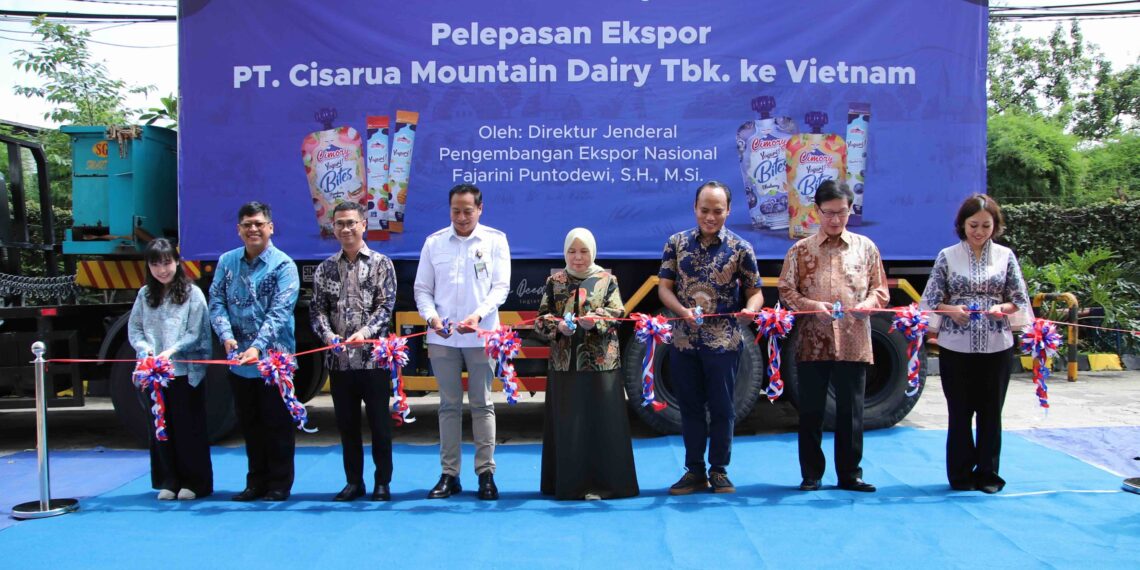 Direktur Jenderal Pengembangan Ekspor Nasional, Fajarini Puntodewi melakukan pelepasan ekspor perdana produk yogurt produksi PT Cisarua Mountain Dairy Tbk senilai USD 65.000 atau Rp 1,13 miliar ke Vietnam yang dilakukan di Bogor Jawa Barat, Selasa (5 Mei).(Foto: Humas Kemendag)