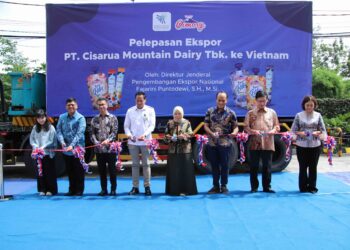 Direktur Jenderal Pengembangan Ekspor Nasional, Fajarini Puntodewi melakukan pelepasan ekspor perdana produk yogurt produksi PT Cisarua Mountain Dairy Tbk senilai USD 65.000 atau Rp 1,13 miliar ke Vietnam yang dilakukan di Bogor Jawa Barat, Selasa (5 Mei).(Foto: Humas Kemendag)