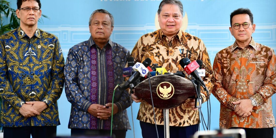 Menteri Koordinator Bidang Perekonomian, Airlangga Hartarto, menyampaikan keterangannya usai bertemu Presiden Prabowo di Istanda Negara Kamis 21 Mei 2026.(Foto: Setneg)