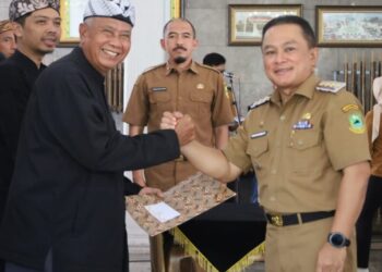 Bupati Kuningan, Dian Rachmat Yanuar, resmi melantik Dewan Kebudayaan Kuningan Masa Bakti 2026–2030 dalam prosesi yang berlangsung di Pendopo Kuningan, Selasa (12/5/2026).(Foto: Humas Pemkab Kuningan)