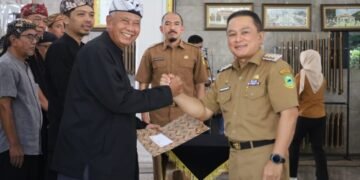 Bupati Kuningan, Dian Rachmat Yanuar, resmi melantik Dewan Kebudayaan Kuningan Masa Bakti 2026–2030 dalam prosesi yang berlangsung di Pendopo Kuningan, Selasa (12/5/2026).(Foto: Humas Pemkab Kuningan)