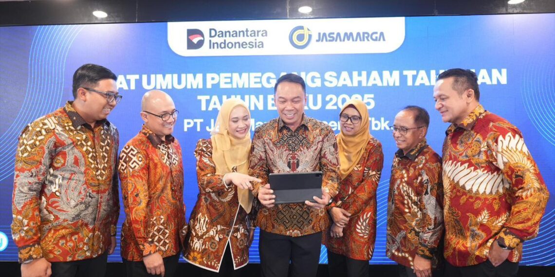 Direksi Jasa Marga berfoto bersama usai RUPS Tahun Buku 2025 pada Rabu (20/05). Dalam salah satu mata acara rapat tersebut, Dewan Komisaris & Direksi Jasa Marga melaporkan pembagian dividen kepada pemegang saham sebesar Rp1,1 triliun atau setara dengan 31% dari laba bersih Perseroan Tahun Buku 2025.(Foto" Humas Jasa Marga)