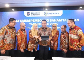 Direksi Jasa Marga berfoto bersama usai RUPS Tahun Buku 2025 pada Rabu (20/05). Dalam salah satu mata acara rapat tersebut, Dewan Komisaris & Direksi Jasa Marga melaporkan pembagian dividen kepada pemegang saham sebesar Rp1,1 triliun atau setara dengan 31% dari laba bersih Perseroan Tahun Buku 2025.(Foto" Humas Jasa Marga)