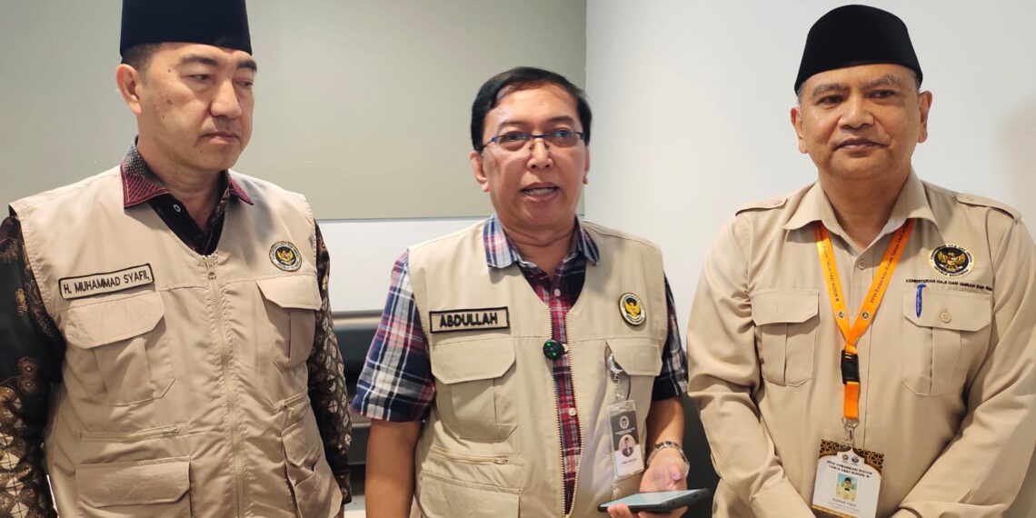 Direktur Pengawasan Haji Khusus dan Umrah, Ahmad Abdullah memberikan keterangan kepada awak media terkait biro perjalanan haji.(Foto: Dok. Kemenhaj)