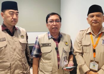 Direktur Pengawasan Haji Khusus dan Umrah, Ahmad Abdullah memberikan keterangan kepada awak media terkait biro perjalanan haji.(Foto: Dok. Kemenhaj)