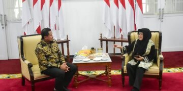 Bupati Sumedang Dony Ahmad Munir bersama sejarawan Unpad Professor Nina Herlina Lubis di Gedung Negara, Jum’at (8 Mei 2026). Bupati komit wujudkan Sumedang Puseur Budaya Sunda.(Foto: Humas Pemkab Sumedang)