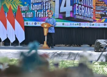 Egrang – permainan tradisional - dinilai semakin relevan di tengah tingginya intensitas anak-anak hidup di ruang digital, ungkap Wamen Komdigi Nezar Patria.(Foto: Komdigi)