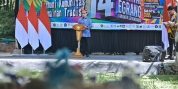 Egrang – permainan tradisional - dinilai semakin relevan di tengah tingginya intensitas anak-anak hidup di ruang digital, ungkap Wamen Komdigi Nezar Patria.(Foto: Komdigi)