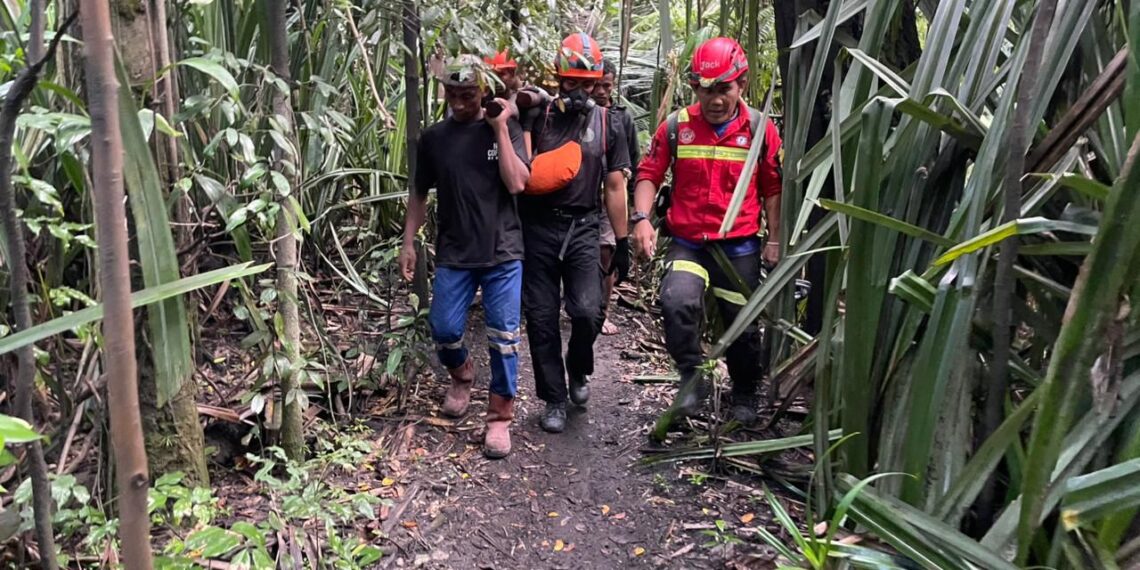 Evakuasi korban tewas Gunung Dukono. (Foto : Tim SAR gabungan membawa kantong jenazah korban erupsi gunung api Dukono di Halmahera Utara, Maluku Utara, Minggu (10/5). (Basarnas))
