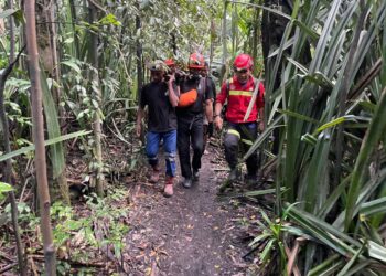 Evakuasi korban tewas Gunung Dukono. (Foto : Tim SAR gabungan membawa kantong jenazah korban erupsi gunung api Dukono di Halmahera Utara, Maluku Utara, Minggu (10/5). (Basarnas))